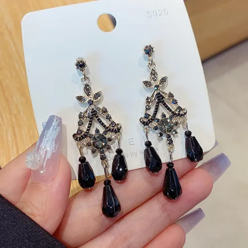 Vista 7 de Aretes colgantes negros vintage bohemios para mujer, aretes colgantes negros de moda, aretes barrocos bohemios, aretes de araña de lágrima y borla