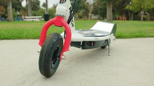 Vista 7 de Patinete eléctrico Razor E200 para adolescentes y adultos - Motor de alto torque de 12 MPH, 40 min de tiempo de conducción, peso máximo de 154