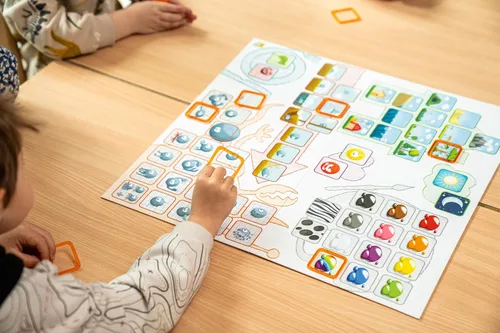 Vista 6 de Concept Kids Animals - Juego cooperativo de adivinanzas de animales para niños. Divertido juego de mesa familiar para niños y adultos, a partir de 4