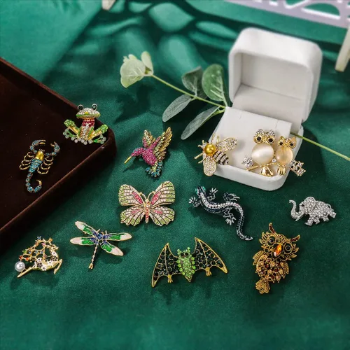 Vista 3 de Juego de 6 broches de solapa con diseño de libélula, mariposa y abeja, para decoración diaria