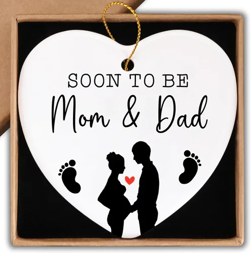 Vista 7 de Regalos de revelación de género, decoración con texto en inglés «We Become A Family of Thre», adorno de cerámica para recuerdo, placa de corazón