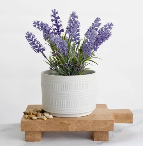 Vista 3 de Kurrajong Farmhouse Planta de lavanda falsa grande Planta de lavanda artificial de 9 pulgadas de alto en maceta de cerámica mate blanca Bonita