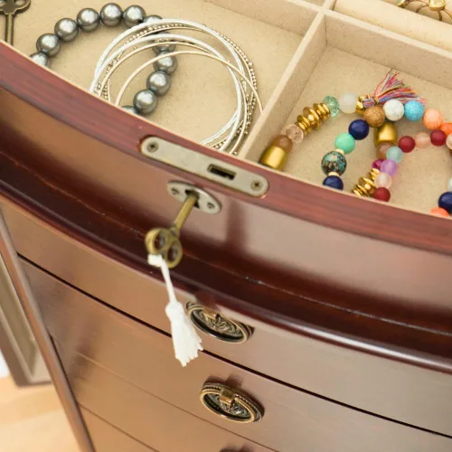Vista 6 de Hives and Honey Noelle Jewelry Armoire, organizador de almacenamiento con cierre con 7 cajones y 2 puertas con ganchos para collares, cereza