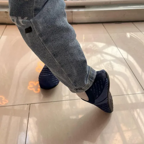 Vista 3 de Hayeabi Pantuflas de casa ligeras para interiores y exteriores, con agarre antideslizante, zapatos cómodos para el hogar para niños y niñas
