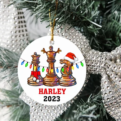 Vista 3 de Adorno de árbol de Navidad de ajedrez personalizado con nombre y año – Adorno personalizado para amantes del ajedrez Navidad 2023 – Adorno