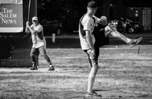 Vista 4 de Wiffle® Combo de juego de pelota y bate con guía de lanzamiento - 10 bolas Wiffle®, 1 bate y folleto de cómo lanzar