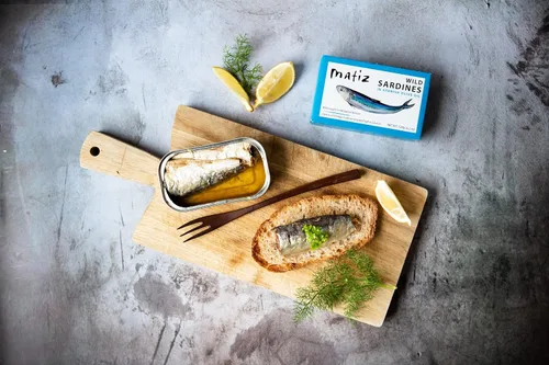 Vista 6 de Matiz Sardinas en Aceite de Oliva, Lata de 4.2 Onzas (Paquete de 5) Pescado Natural Silvestre Capturado Gourmet Español para Tapas, Aperitivos