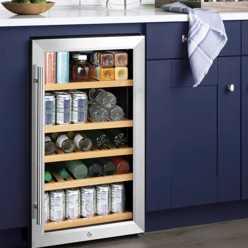 Vista 8 de GE Enfriador de vino y refrigerador de bebidas Mini refrigerador con cerradura y llave incluidas Completo con estantería de roble, exterior
