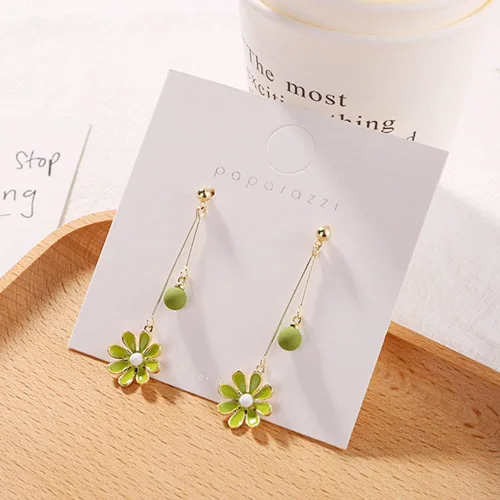 Vista 7 de Aretes de tuerca con diseño de margarita. Bonitos aretes colgantes de crisantemo con diseño de flor de sol para mujer