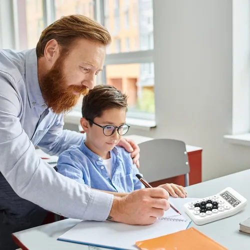Vista 5 de Calculadora de oficina básica con pantalla LCD grande de 12 dígitos estándar blanca con botón hexagonal, suministros de oficina blancos y accesorios