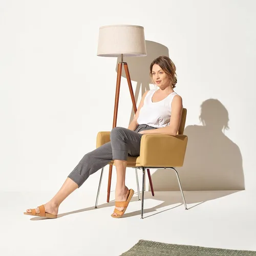 Vista 4 de Brightech Emma - Lámpara de pie LED, lámpara alta con patas de madera, lámpara de pie moderna de mediados de siglo para leer en el dormitorio Marrón