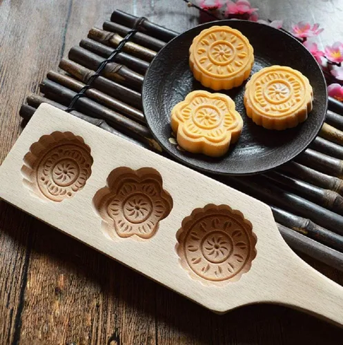 Vista 4 de Molde MoonCake - Molde chino tradicional de mediados de otoño para pastel de luna, molde de 3 flores en forma de madera, hecho a mano