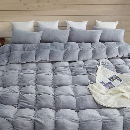 Vista 2 de Byourbed Boi He Thick® - Juego de edredón Coma Inducer® Alaskan King, color gris plateado
