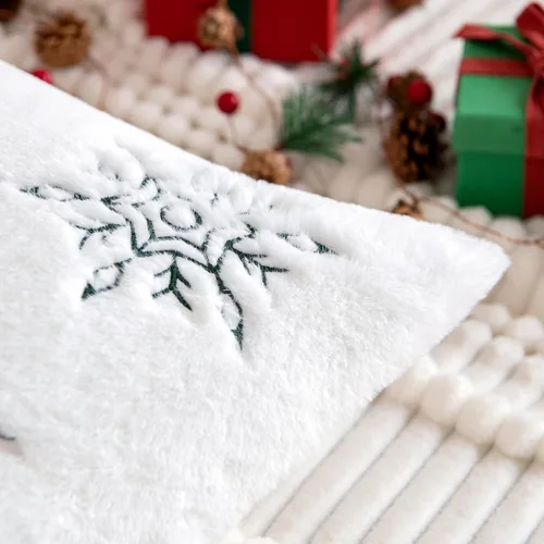 Vista 2 de MIULEE - Juego de 2 fundas de almohada decorativas de Navidad, de pelo sintético suave con bordado de copos de nieve, almohadas lindas de invierno