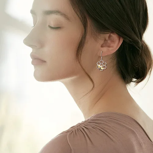 Vista 4 de LUHE Aretes de panal con abeja, plata de ley 925, aretes de abeja y colmena para mujer (aretes de abeja)