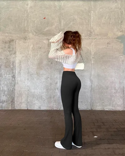 Vista 2 de OQQ - Pantalones deportivos de yoga de 2 piezas para mujer, tela acanalada, sin costuras, de cintura alta, leggings acampanados