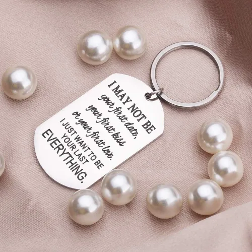 Vista 3 de Llavero de regalo para parejas, con texto en inglés "NovioNovioNoviaNoviaAmor Llavero para Él, Mujeres Hombres ella Cumpleaños de Boda Grabado