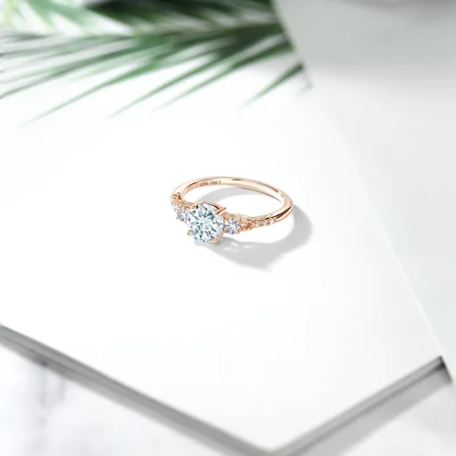 Vista 4 de Anillo de compromiso de oro rosa de 10 quilates, azul cielo, aguamarina, blanco y zafiro creado con diamantes blancos con acento de 3 piedras