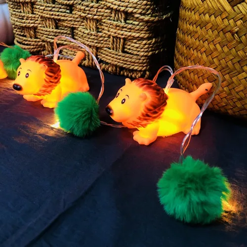 Vista 10 de Guirnalda de luces LED con forma de león con forma de animal de 5.4 pies, 10 luces LED de león con sombrero rojo, luces de hadas para decoración