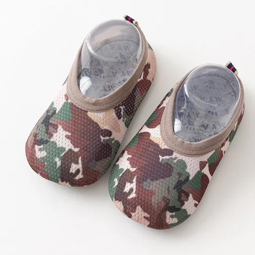 Vista 6 de Pantuflas de animales de peluche iluminados, zapatos descalzos antideslizantes de camuflaje para niños, calcetines para niños, zapatos de 1 a 5 años
