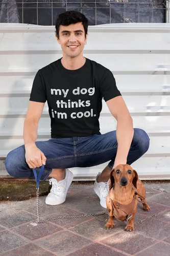 Vista 2 de Camiseta divertida con texto en inglés "My Dog Thinks Im Cool", diseño de humor sarcástico