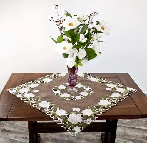 Vista 4 de Hermoso diseño floral de magnolia blanca y hojas verdes bordadas en lino de poliéster marrón (cuadrado de 33 pulgadas)