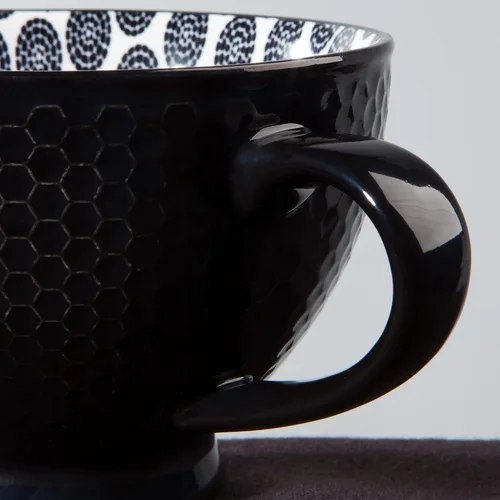 Vista 2 de Now Designs Taza de café con leche texturizada de 14 onzas, negra