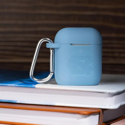 Vista 2 de North Carolina Tar Heels - Funda de silicona grabada compatible con Apple AirPods Gen 1 y 2 (azul polvo)