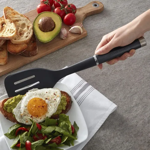 Vista 4 de KitchenAid Gourmet - Espátula ranurada de nailon, 13.65 pulgadas, color negro