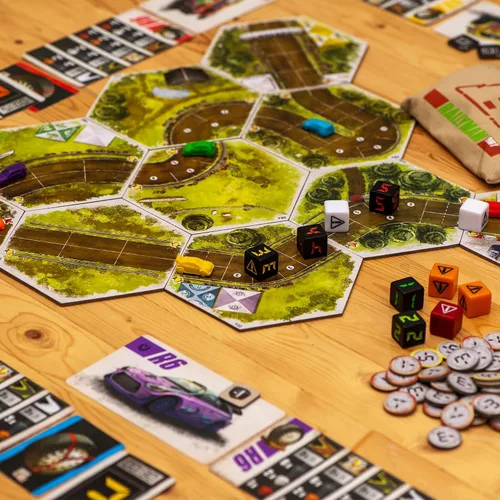 Vista 6 de Synapses Games Rallyman: DIRT Juego de mesa de estrategia Coches de carreras con dados 1 a 6 jugadores 60 minutos A partir de 10 años
