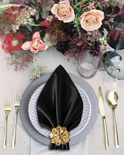 Vista 2 de VIJIV Juego de 12 servilletas de tela y juego de 6 anillos para servilletas dorados, 17x17 servilletas de cena de satén cuadradas con flores