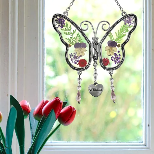 Vista 2 de Mariposa de la abuela que atrapa el sol con alas de flores a presión incrustadas en vidrio con borde de metal. Encanto del corazón de la abuela.