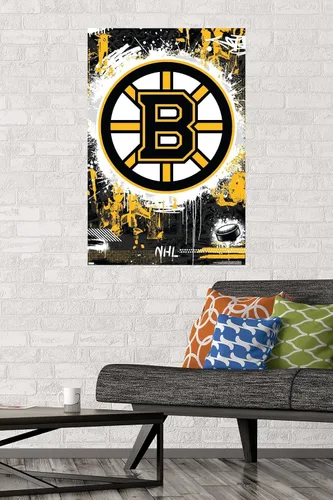Vista 2 de NHL Boston Bruins - Póster de pared con logotipo Maximalist 23, 34 pulgadas de largo x 22.4 pulgadas de ancho, versión sin marco