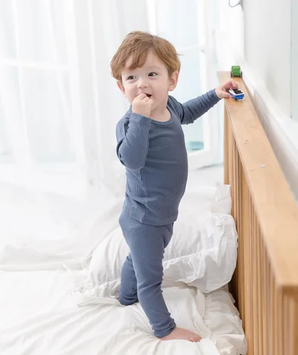 Vista 4 de AVAUMA Conjunto de pijama para bebés, niños y niñas, ajuste ceñido, con nervaduras, ropa de dormir para el estilo de vida diario Negro/Azul