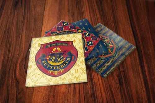 Vista 6 de Harry Potter – Logotipos de cerveza de mantequilla – Juego de cuatro posavasos de cristal de 4 x 4 pulgadas – Viene con un elegante posavasos