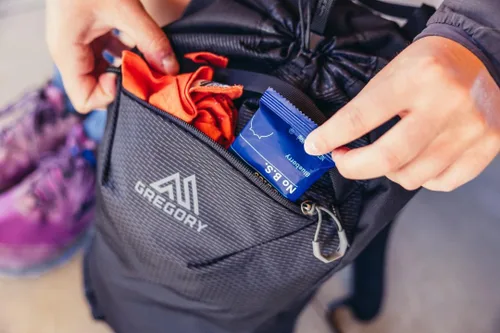 Vista 3 de Gregory Nano 20 Mochila unisex de excursión/viaje/viajero activo, Moab Tan, 14L US