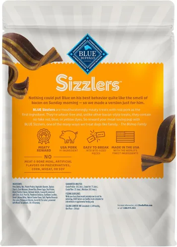 Vista 2 de Blue Buffalo Sizzlers Golosinas para perros estilo tocino con cerdo real de Estados Unidos, sabor cheddar, bolsa de 15 onzas