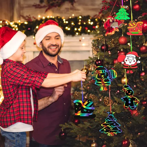 Vista 2 de Max Fun - Arte de rascar navideño para niños, 48 piezas de tarjetas de papel mágico arcoíris, adornos navideños para colgar, suministros