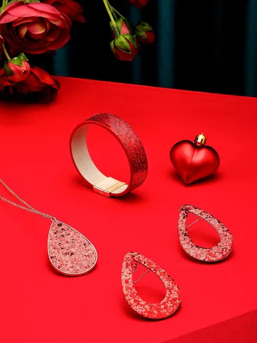 Vista 7 de Hicarer Juego de joyas con purpurina para mujer, incluye 2 pulseras multicapa para novia, boda, 3 pares de aretes colgantes de piel sintética, 1