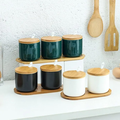 Vista 4 de Tarro de especias de cerámica de color puro simple Caja de condimentos Pote de azúcar con tapa de bambú y cuchara