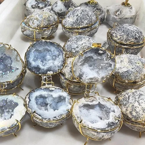 Vista 3 de Watch Boxes Crystal Geode - Caja de anillo irregular, 100 % natural de ágata de cristal, soporte de anillo de cuarzo recubierto de titanio