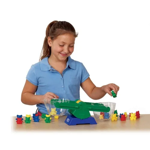 Vista 4 de hand2mind Balanza de cubo de plástico para niños de 5 a 8 años, forma práctica de aprender sobre el peso y la medición, 2 cubos transparentes de 1/2