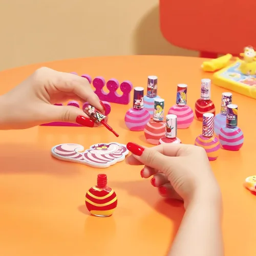 Vista 6 de Set de esmalte de uñas Townley Girl Alicia en el País de las Maravillas de 10 piezas, a base de agua, removible con colores brillantes, brillantes