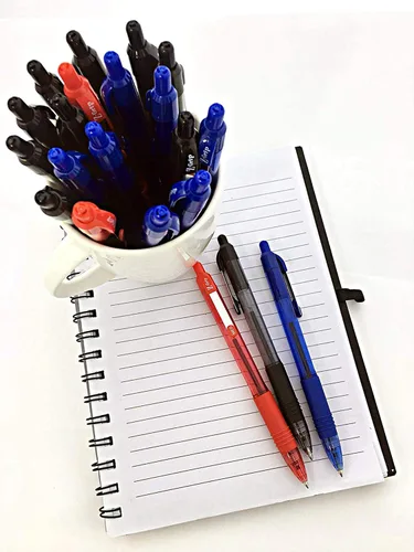 Vista 5 de Zebra Pen Z-Grip - Bolígrafo retráctil, punta media de 0.039 pulgadas, 12 bolígrafos de tinta negra y 12 rojas, paquete a granel de 24