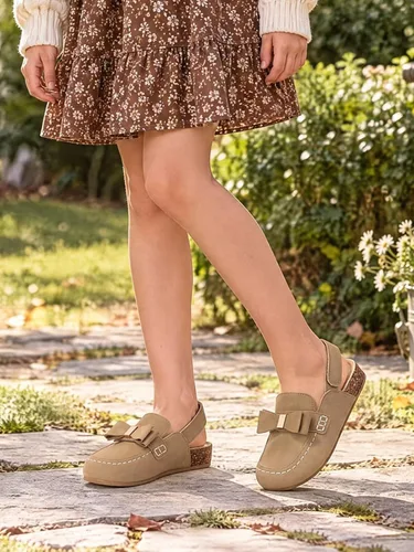 Vista 3 de Coutgo Zuecos de gamuza para niñas, con lazo y plantilla de corcho marrón gamuza