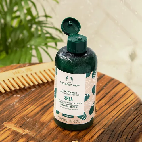 Vista 4 de The Body Shop Acondicionador reparador intenso de karité – Para cabello seco a muy seco propenso a la rotura – Vegano – 8.4 oz