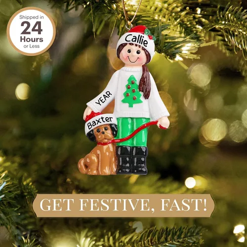 Vista 2 de Adorno personalizado para niña con perro 2026 Adornos de Navidad personalizados 24 horas, grabados con láser, para árbol Regalo de recuerdo