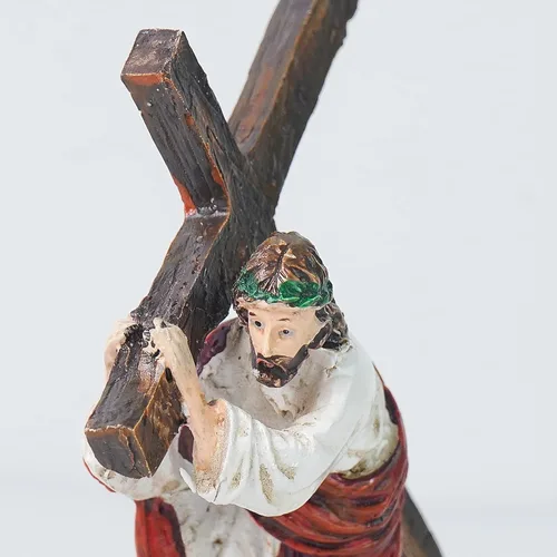 Vista 4 de DreamsEden Figura religiosa pequeña de 4.7 pulgadas con cruz de Jesús, figura religiosa de pequeño Jesús que lleva la cruz en el camino al calvario