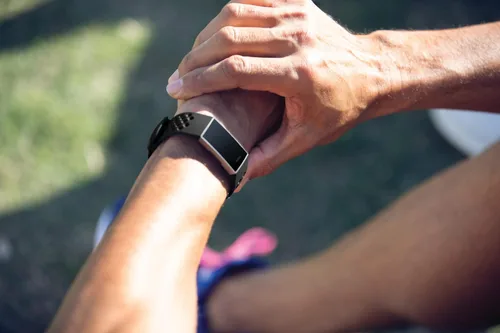Vista 4 de Fitbit Charge 3 - Correa de accesorios, producto oficial de Fitbit Sport, negro, pequeña