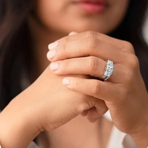 Vista 2 de Peora Anillo de compromiso y alianza de boda de 3 piedras de moissanita de 2.75 quilates para mujer, plata de ley 925, color D-E, claridad VVS